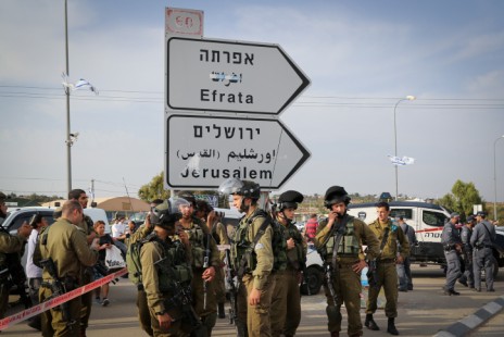 כוחות הביטחון ליד צומת גוש עציון, 20.10.15 (צילום: גרשון אלינסון)