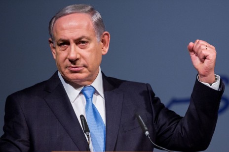 ראש הממשלה בנימין נתניהו מחווה בידו במהלך נאומו בקונגרס הציוני העולמי. ירושלים, 20.10.15 (צילום: יונתן זינדל)