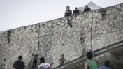 שוטרים ישראלים משקיפים על ילדים פלסטינים. הר הזיתים, 21.10.15 (צילום: הדס פרוש)