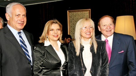 בני הזוג אדלסון, הבעלים של "ישראל היום", עם בני הזוג שרה ובנימין נתניהו ב-2008 (צילום: פלאש 90)