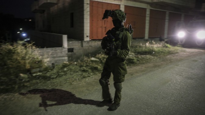 חייל צה"ל עורך חיפוש באיזור חברון (צילום: נתי שוחט)