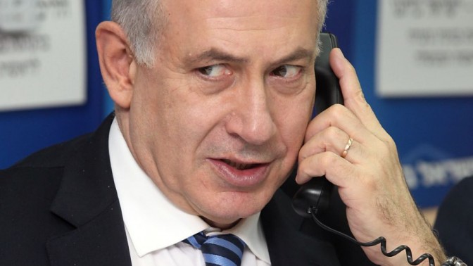 ראש הממשלה, בנימין נתניהו, משוחח בטלפון. תל-אביב, 17.1.13 (צילום: גדעון מרקוביץ)