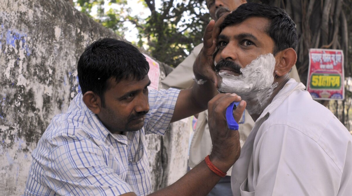 תגלחת באוויר הפתוח. מומבאי, 2009 (צילום: סרג' אטאל)