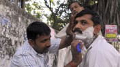 תגלחת באוויר הפתוח. מומבאי, 2009 (צילום: סרג' אטאל)