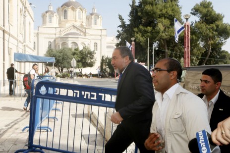 אביגדור ליברמן מגיע לבית-משפט השלום בירושלים, לדיון במשפט מינוי השגריר. 30.4.15 (צילום: מרים אלסטר)