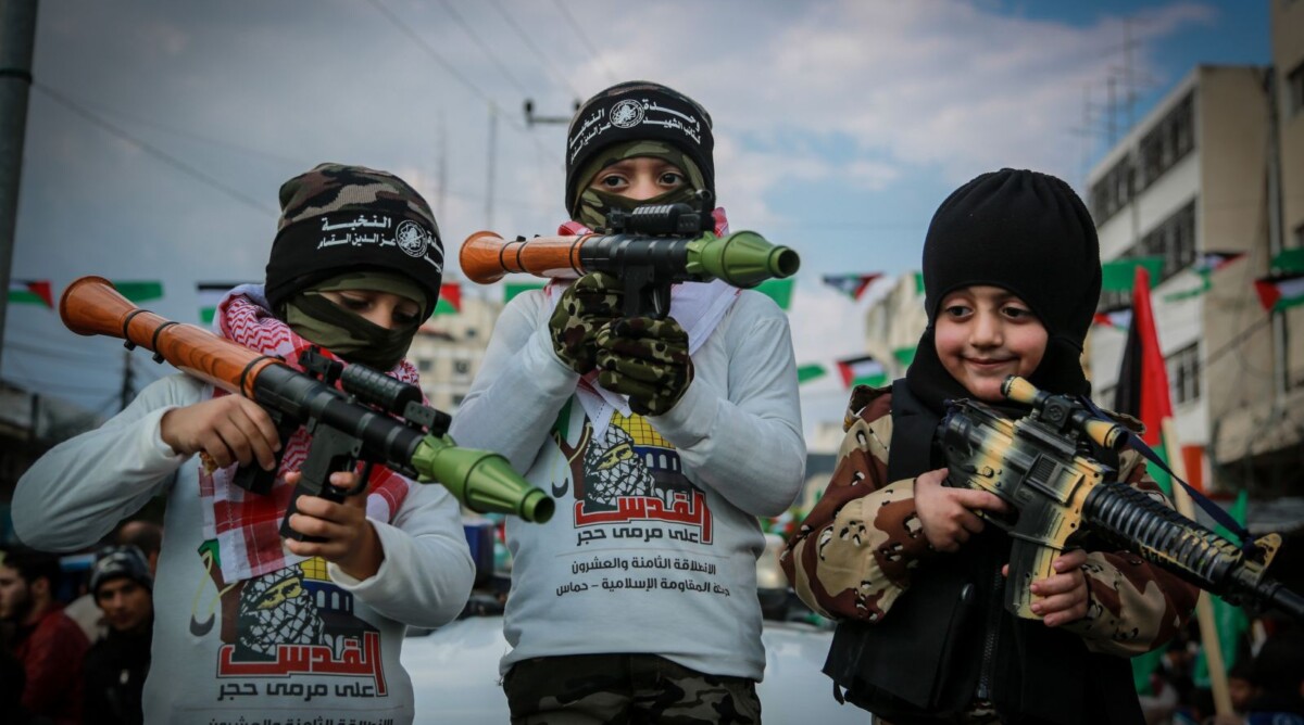 ילדים בעיר עזה, בכנס לציון יום השנה להקמת חמאס, 14.12.15 (צילום: עמאד נסאר)