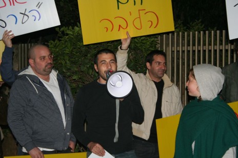 גור מגידו ושי ניב בהפגנת עיתונאי "גלובס" מול ביתו של אליעזר פישמן בסביון, 22.12.15 (צילום: אורן פרסיקו)