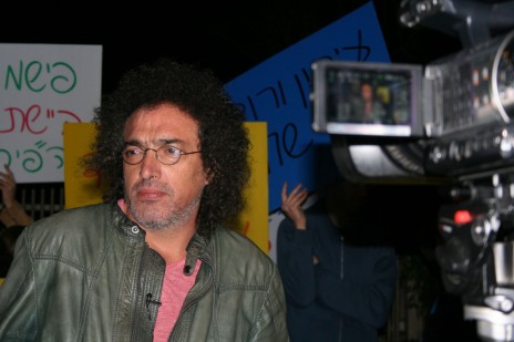 דרור פויר בהפגנת עיתונאי "גלובס" מול ביתו של אליעזר פישמן בסביון, 22.12.15 (צילום: אורן פרסיקו)