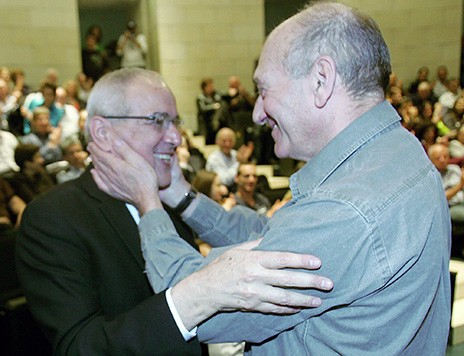 הרמטכ"ל לשעבר דן חלוץ (משמאל) וראש הממשלה לשעבר אהוד אולמרט, באירוע ההשקה של ספרו של חלוץ. 16.3.10 (צילום: מרקו)
