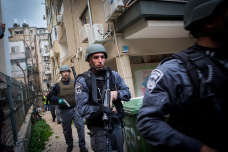 כוחות ביטחון סורקים את רחובות תל-אביב אחר המחבל נשאת מלחם, 1.1.16 (צילום: מרים אלסטר)