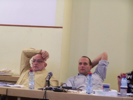 יו"ר רשות השידור אמיר גילת והמנכ"ל יוני יוני בן מנחם, מליאת רשות השידור, 26.11.12 (צילום: "העין השביעית")