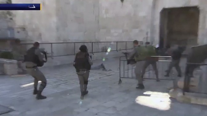 שוטרי מג"ב יורים במחבל בשער שכם (צילום מסך)