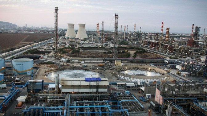 מבט על אזור התעשייה במפרץ חיפה, 2012 (צילום: אבישג שאר-ישוב)