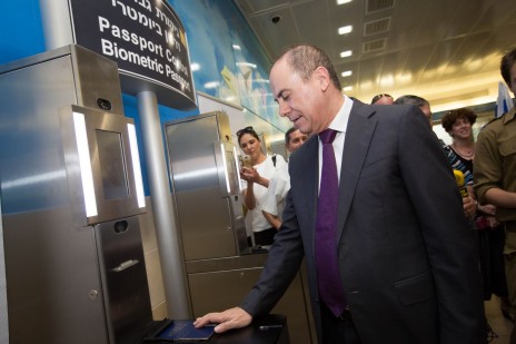 שר הפנים לשעבר סילבן שלום מדגים שימוש בדרכון ביומטרי. נמל התעופה בן-גוריון, 20.5.15 (צילום: מרים אלסטר)
