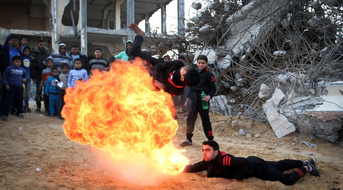 פלסטינים מתרגלים פעלולי אש בצפון רצועת עזה, 1.2.16 (צילום: אעד טאיה)