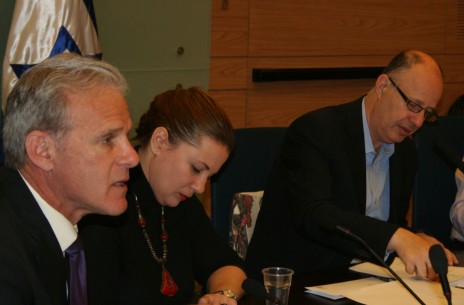 מימין: חברי-הכנסת צחי הנגבי, קסניה סבטלובה ומייקל אורן, בדיון בוועדת החוץ והביטחון, 2.2.16 (צילום: אורן פרסיקו)