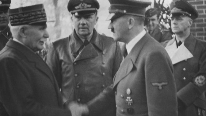 המרשל אנרי פיליפ פטן לוחץ את ידו של אדולף היטלר, אוקטובר 1940. מימין: יואכים פון-ריבנטרופ (צילום: היינריך הופמן, רישיון CC BY-SA 3.0 DE)