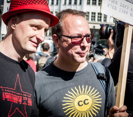 מרקוס בקדאל (מימין) עם עמיתו אנדרה מייסטר בהפגנה בברלין, 1.8.15 (צילום: Sebaso, רישיון CC BY-SA 4.0)