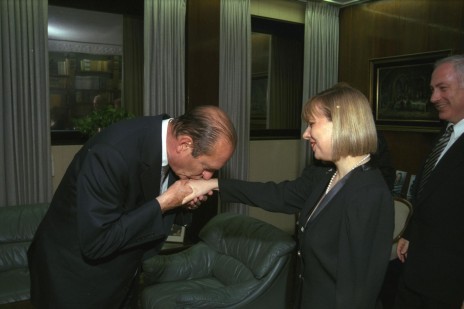 נשיא צרפת ז'אק שיראק נושק לידה של שרה נתניהו, כשמהצד מתבונן על המחזה ראש הממשלה בנימין נתניהו, 21.10.1996 (צילום: יעקב סער, לע"מ)