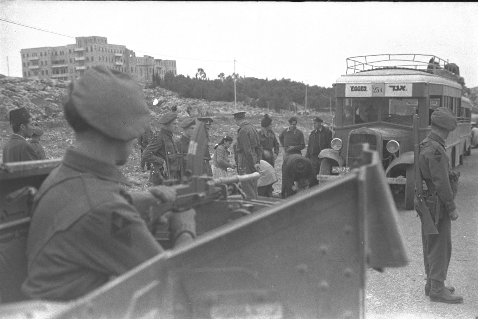 חיילים בריטים עורכים חיפוש על נוסעי אוטובוס אגד לירושלים, 1.1.1947 (צילום: הנס פין, לע"מ)