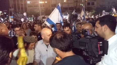 כתב ערוץ 10 מואב ורדי מוקף מפגינים עוינים בכיכר רבין בתל-אביב, 19.4.16 (צילום: איתמר ב"ז)