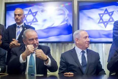 ראש הממשלה בנימין נתניהו ויו"ר ישראל ביתנו אביגדור ליברמן מודיעים לעיתונאים על חתימת הסכם קואליציוני, 25.5.16 (צילום: יונתן זינדל)