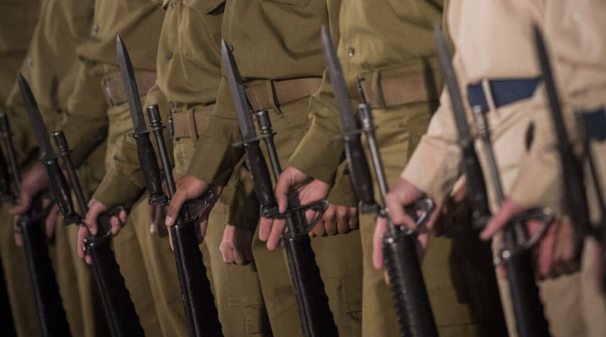 חיילים בטקס הזיכרון לחללי מערכות ישראל בכותל המערבי בירושלים, 10.5.16 (צילום: הדס פרוש)