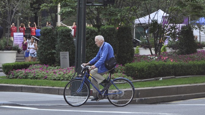 ביל קנינגהאם על אופניו בניו-יורק, אוגוסט 2011 (צילום: nellies, רישיון cc-by-2.0)