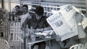 מדינה של רדיו ועיתונים. חיילים בבית קפה עם "ידיעות אחרונות", תקופת ההמתנה שלפני מלחמת ששת הימים. שימו לב לשמשות המודבקות בנייר דבק נגד הדף (צילום: ארכיון צה"ל)