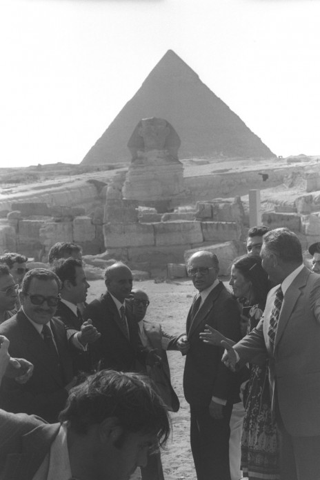 ראש הממשלה מנחם בגין מבקר בספינקס בגיזה, מצרים. 2.4.1979 (צילום: משה מילנר, לע"מ)