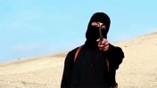 טרוריסט של דאע"ש בסרטון עריפה שהופץ לתקשורת (צילום מסך)