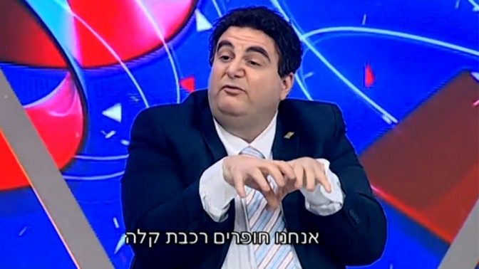 השחקן ירון ברלד מגלם את השר ישראל כץ בתוכנית "ארץ נהדרת", פברואר 2016 (צילום מסך)