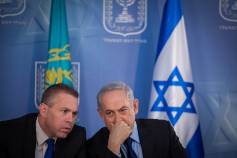 ראש הממשלה בנימין נתניהו עם שר התקשורת שקדם לו, גלעד ארדן. ירושלים, 23.11.15 (צילום: הדס פרוש)