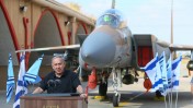 ראש הממשלה בנימין נתניהו נושא נאום על רקע מטוס קרב, 17.8.16 (צילום: פלאש 90)