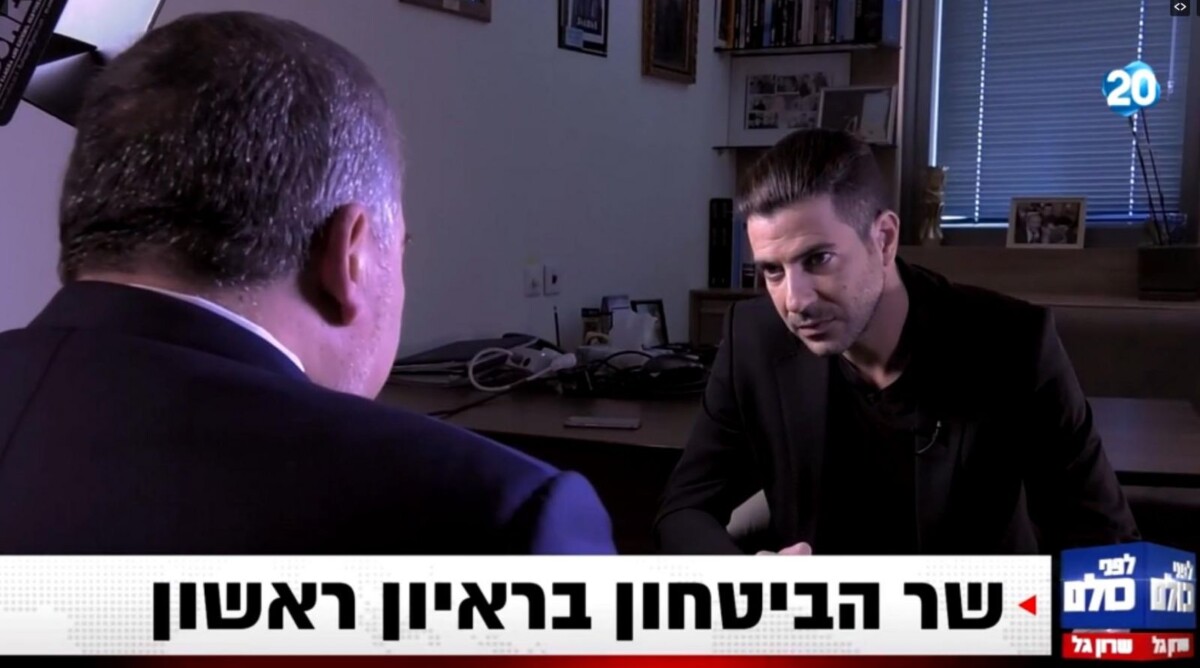 שרון גל מראיין את שר הביטחון אביגדור ליברמן בערוץ 20 (צילום מסך)