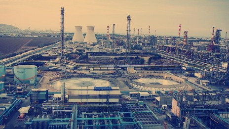 מפעלי התעשייה במפרץ חיפה (צילום: פלאש 90)