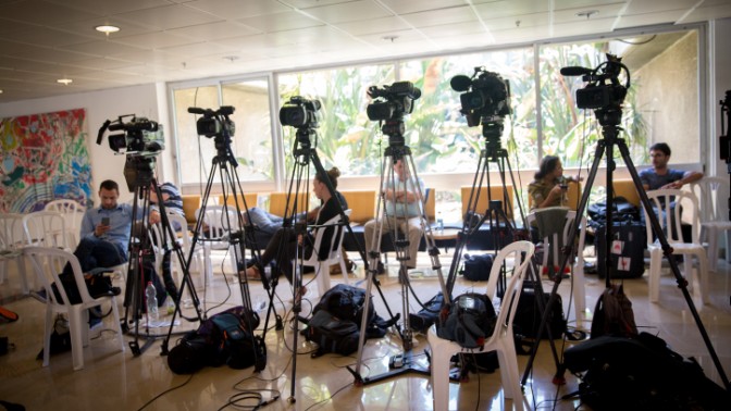 עיתונאים ומצלמות בבית החולים שיבא, מקום אשפוזו של שמעון פרס, 15.9.16 (צילום: מרים אלסטר)