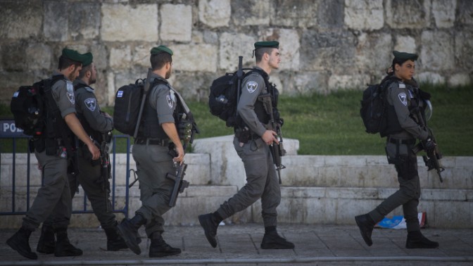 שוטרי מג"ב אחרי פיגוע דקירה ליד חומות העיר העתיקה בירושלים, 19.9.16 (צילום: יונתן זינדל)