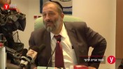 שר הפנים אריה דרעי מודיע על השקת פרויקט הכיתות המקוונות מבית "ידיעות אחרונות", צילום מסך מתוך סרטון באתר ynet