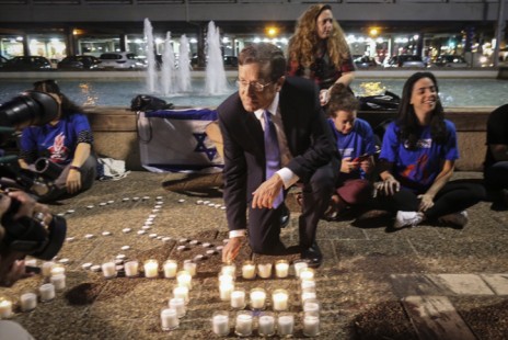 יו"ר המחנה-הציוני יצחק הרצוג מדליק נרות בכיכר רבין לזכרו של פרס, 29.9.16 (צילום:פלאש 90)