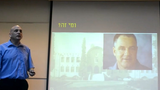 פרופ' ברק פישביין עורך היכרות בין התלמידים והטייקון עידן עופר (צילום מסך מתוך ערוץ היוטיוב Sensing the Air)