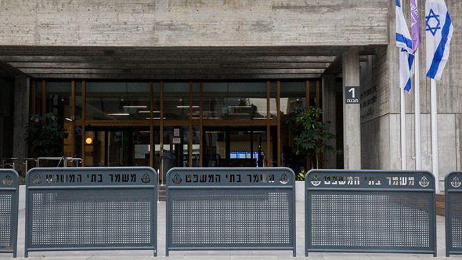 הכניסה למתחם בתי המשפט בתל-אביב (צילום: נתי שוחט)