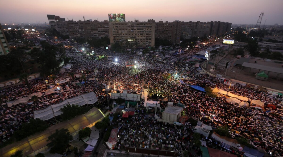 רבבות אזרחים מצרים בתפילת מחאה נגד הדחתו של הנשיא מוחמד מורסי, יולי 2013 (צילום: ויסאם נסאר)