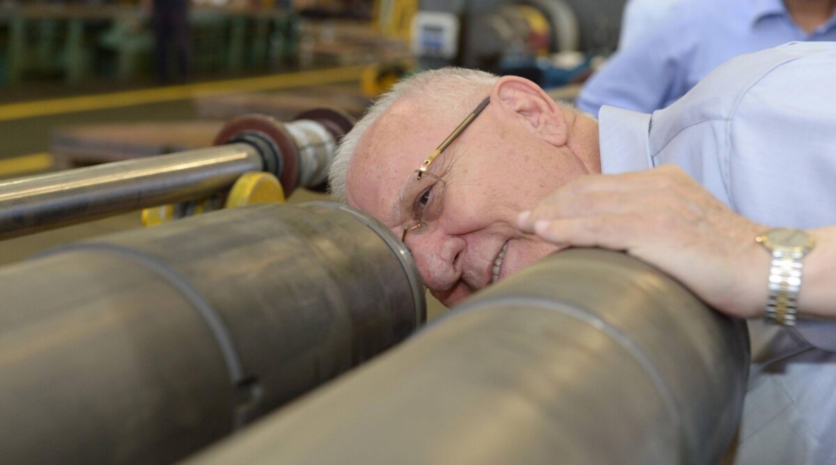 נשיא מדינת ישראל, ראובן ריבלין, בוחן את התוצרת בעת ביקור במפעל של חברת תע"ש. 8.9.14 (צילום: מארק ניימן, לע"מ)