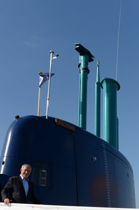 ראש הממשלה בנימין נתניהו והצוללת "אח"י תנין", 23.9.2014 (צילום: קובי גדעון, לע"מ)