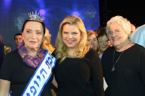 שרה נתניהו בטקס מלכת היופי של ניצולות השואה, 30.10.2016 (צילום: עמוס בן גרשום, לע"מ)