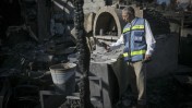 פקיד מס רכוש בוחן נזקי דליקה ביישוב נטף ליד ירושלים, 28.11.16 (צילום: יונתן זינדל)