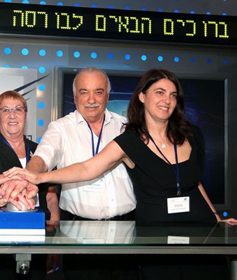 ענת מניפז (מימין) עם אביה, אליעזר פישמן, בבורסה לניירות ערך, יולי 2012 (צילום: הבורסה לניירות ערך)