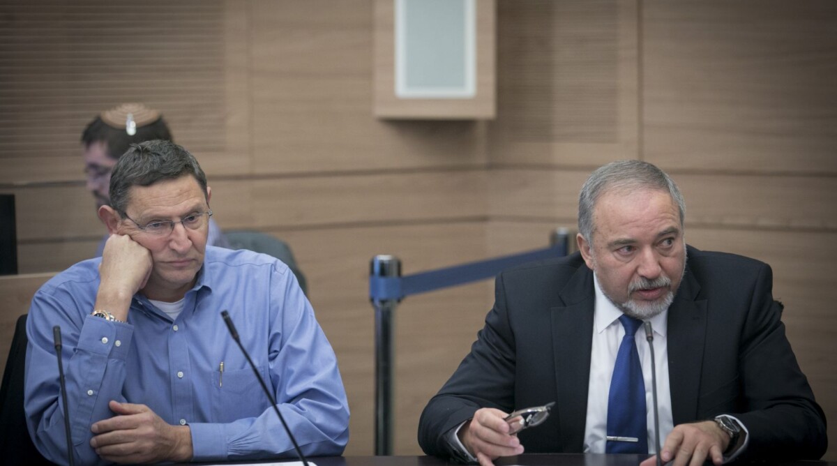 שר הביטחון אביגדור ליברמן עם מנכ"ל משרדו, אודי אדם, בכנסת. 6.12.16 (צילום: יונתן זינדל)