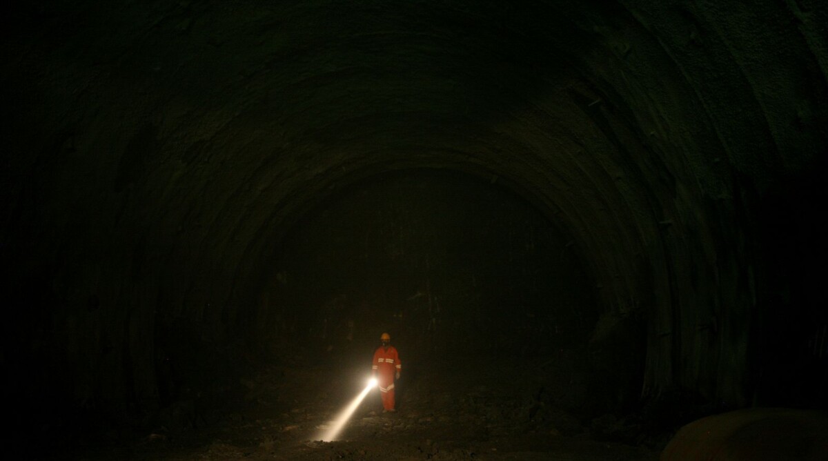 פועל עם פנס במנהרות הכרמל, 2009 (צילום: משה שי)